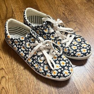 Taos Women's Star Black Daisy Size 10.5